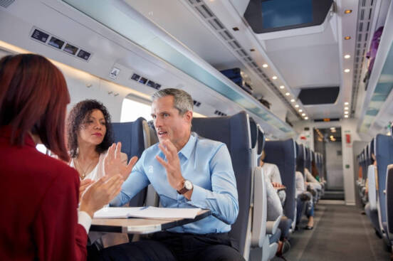 les-gens-d-affaires-travailler-parler-sur-train-de-passagers-mbdje5-transformed